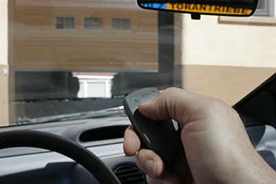 Garagentoröffnung durch einen Garagentorantrieb mit einem Mini-Handsender aus dem Auto heraus