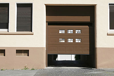 Garagentor in einer Hofdurchfahrt eines Mehrfamilienhauses