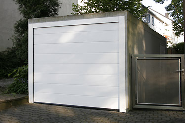 Sektionaltor eingebaut in einer Fertiggarage