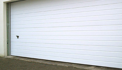 Neues elektrisches Tiefgaragentor mit automatischer Zufahrt und Lichtschranke